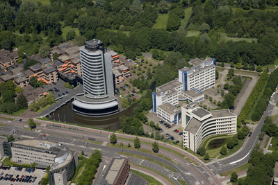 802495 Luchtfoto van het Provinciehuis (Pythagoraslaan 101) te Utrecht, uit het zuidoosten; rechts de kantoorgebouwen ...